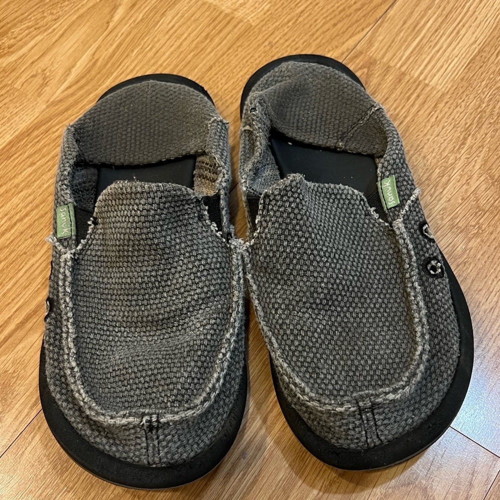 Boys size 3 Sanuks